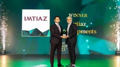 Masih Imtiaz, CEO of Imtiaz Developments, receives the Rising Star Developer of the Year at Bayut's annual award ceremony