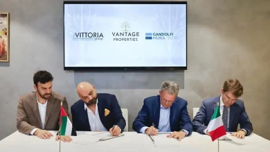 vantagevittoriamousigning1 jpeg